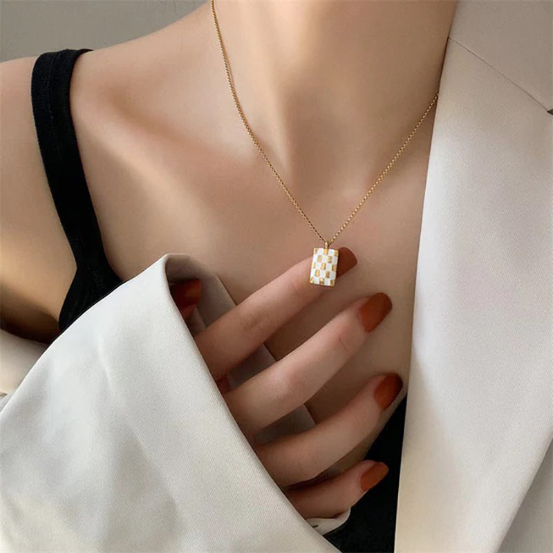 Collier à damier doré